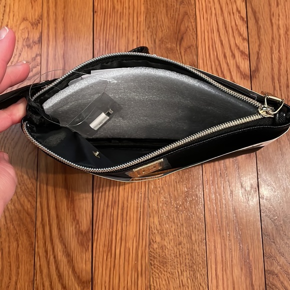 Black Phone charging wristlet. NWT - Picture 3 of 4